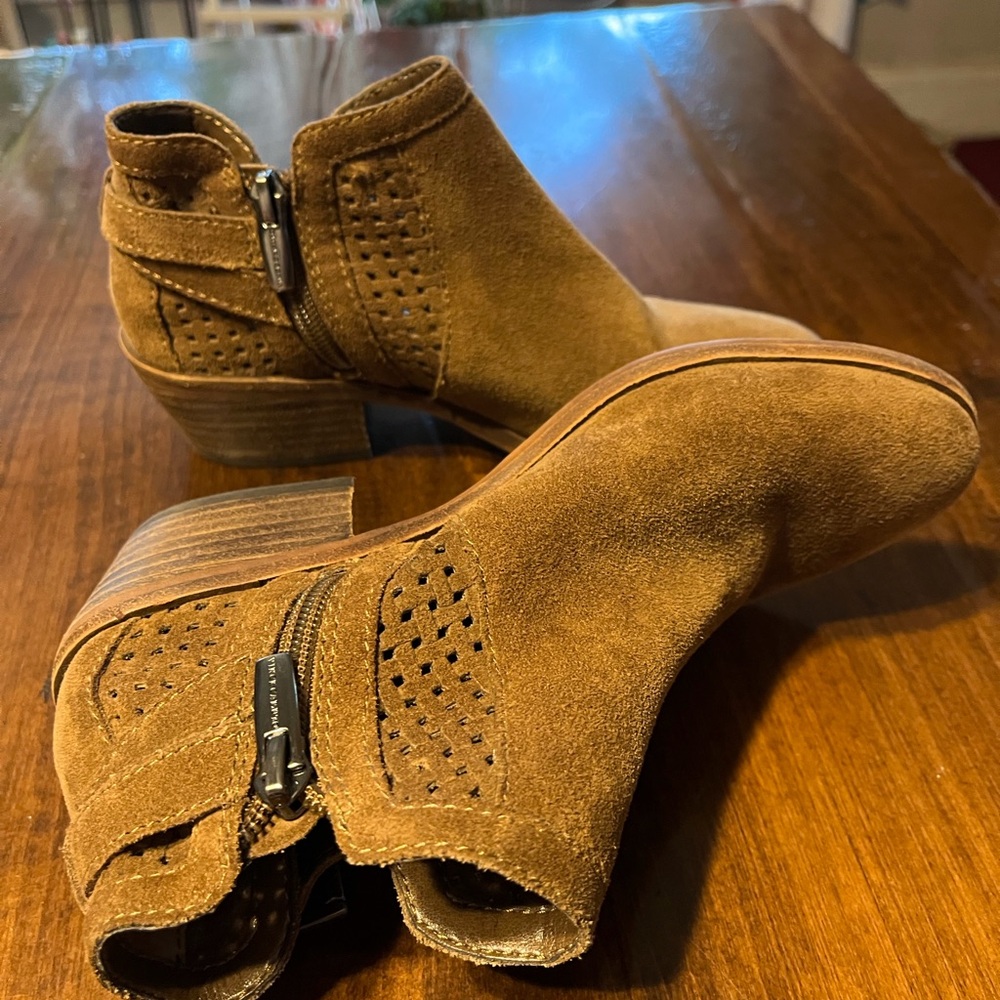 Like new Vince Camuto Women's Tan Suede Ankle Boots - Picture 4 of 8